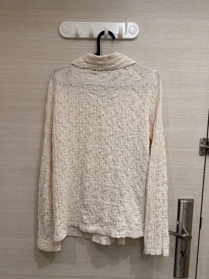 MNG Textured Button-Up Shirt Cream White （分類：T-shirt）位於 Hong Kong。 由 viktoriya45214 提交（商品編號 1457591777，圖片 2）。簡介： Cream white textured shirt from MNG. Button-up style with a collar. Long sleeves. The fabric has a unique crinkled texture all over. Looks good on its own or layered. Easy to style for casual or smart-casual looks.。