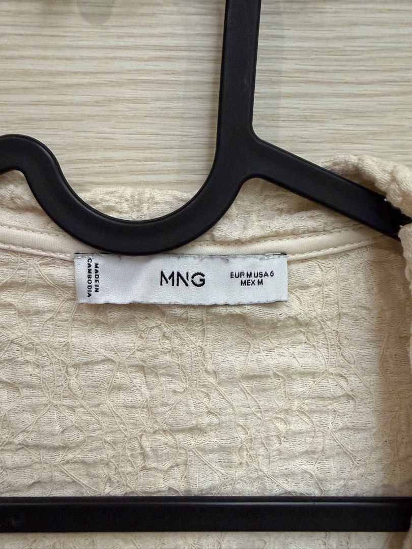 MNG Textured Button-Up Shirt Cream White （分類：T-shirt）位於 Hong Kong。 由 viktoriya45214 提交（商品編號 1457591777，圖片 3）。簡介： Cream white textured shirt from MNG. Button-up style with a collar. Long sleeves. The fabric has a unique crinkled texture all over. Looks good on its own or layered. Easy to style for casual or smart-casual looks.。