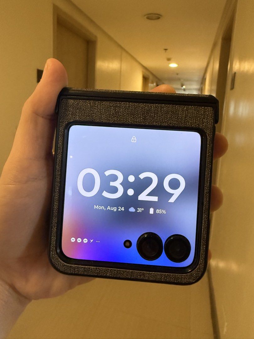 Motorola Razr 50 256gb (Category: Motorola) located in Cavite. Submitted by oceanachors (Listing ID 1457518109, Image 2). Description: Issue: Needs LCD Replacement ng big screen cause nadaganan ng bata then di na gumana.