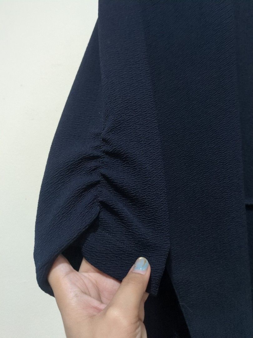 Navy Blue Office Blazer (Category: Coats, Jackets and Outerwear) located in Mandaluyong City. Submitted by bbcatham (Listing ID 1457632999, Image 3). Description: Navy blue office blazer Size: Medium (open style) 3/4 sleeves Cotton material. No flaws..