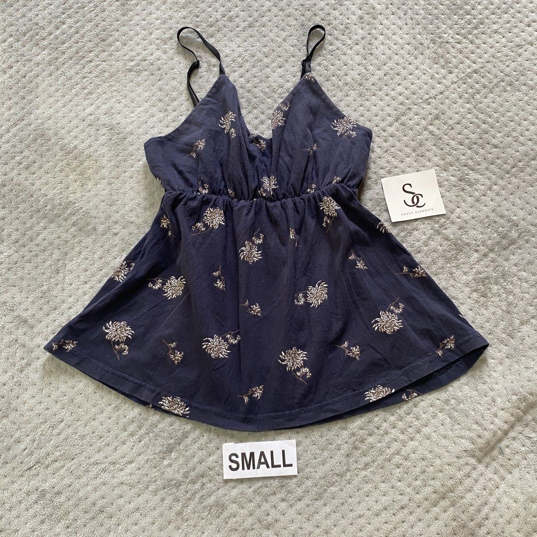 Navy Floral Spaghetti Strap Mini Dress - Size Small (Category: Dresses) located in Ajuy. Submitted by savvyclassics (Listing ID 1457649865, Image 1). Description: .