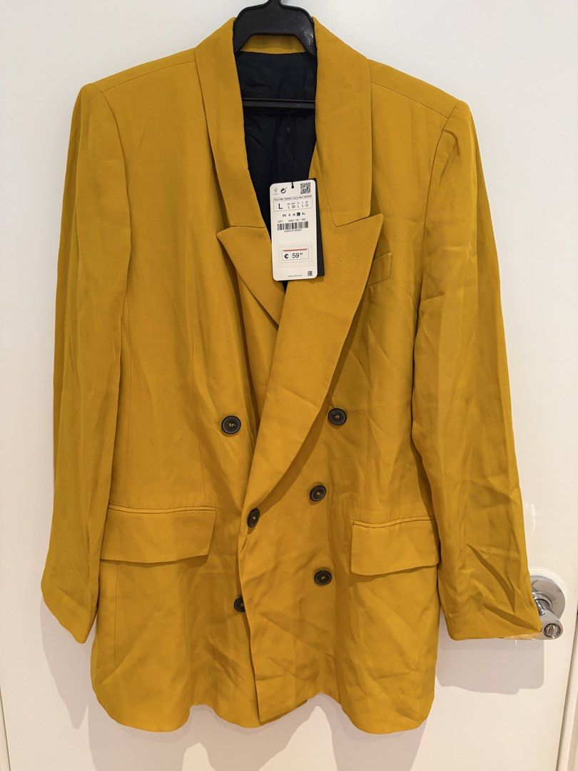 New Zara blazer L (Category: Coats, Jackets and Outerwear) located in Makati City. Submitted by nmvs1 (Listing ID 1457558229, Image 1). Description: New with tag Zara double breasted blazer Large Eur 60 around 4k in pesos Super nice .