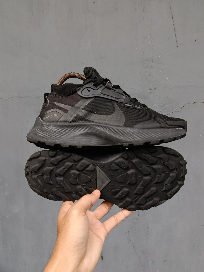 NIKE TRAIL GORETEX (Category: Sneakers) located in Dagupan City. Submitted by rodolfo_b (Listing ID 1457663434, Image 1). Description: SOLID PAIR, 25CM CAN FIT SA 7MENS. AUTHENTIC. WAG NIYO NA BARATIN PLEASE..