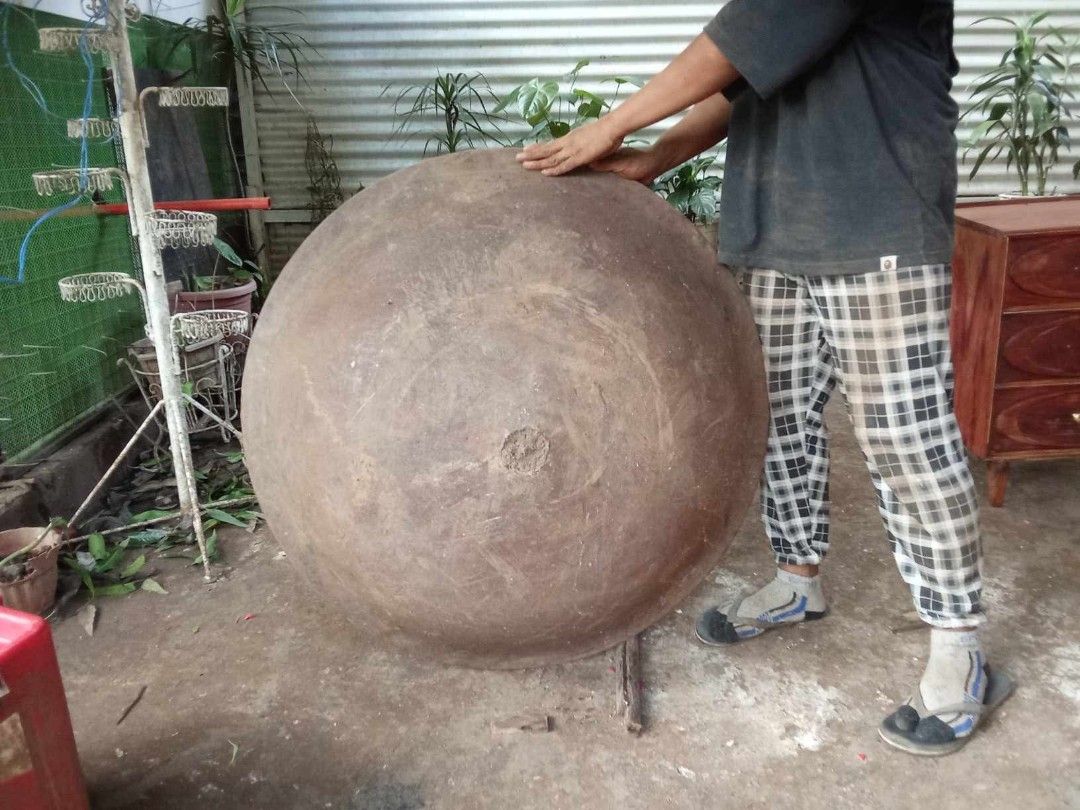 Old Kawa (Category: Cookware & Accessories) located in Rizal. Submitted by mommykiee (Listing ID 1457529771, Image 2). Description: Old Kawa (heavy) Size: D37 H31inch No crack.