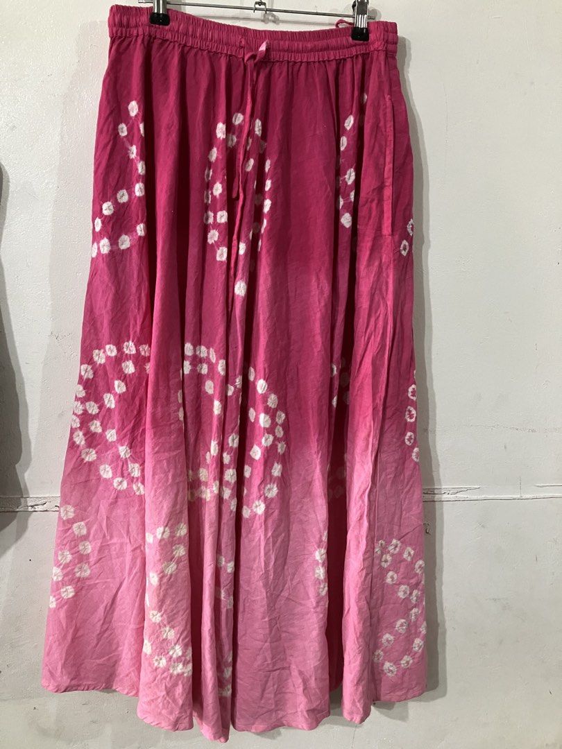 Ombre maxi skirt (Category: Skirts) located in Angeles City. Submitted by jnwsurplus (Listing ID 1457546146, Image 2). Description: This is a pink ombre cotton maxi skirt with a white tie-dye circle pattern and a drawstring elastic waistband..
