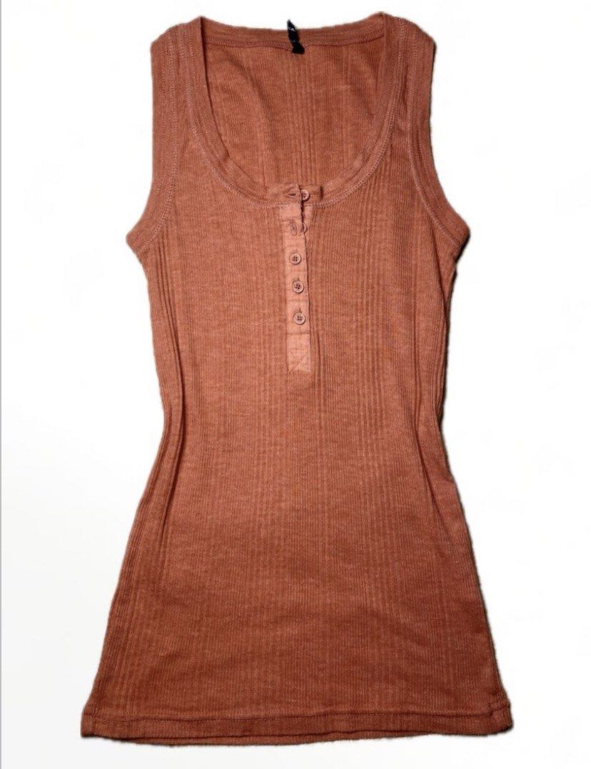 Orange Y2k fitted tank top (Category: Sleeveless) located in Kalibo. Submitted by pookstyle (Listing ID 1457689129, Image 2). Description: fits Xs-S.