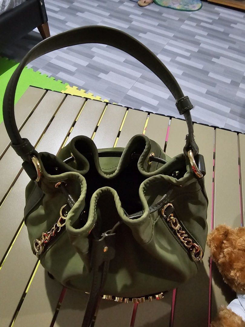 Original Moschino bucket bag (Category: Luxury Bags & Wallets) located in Angeles City. Submitted by maria_anna_gracia1130 (Listing ID 1457644780, Image 3). Description: Original Moschino bucket bag In very good condition Vintage pero super nice pa Shoulder bag lang cya.