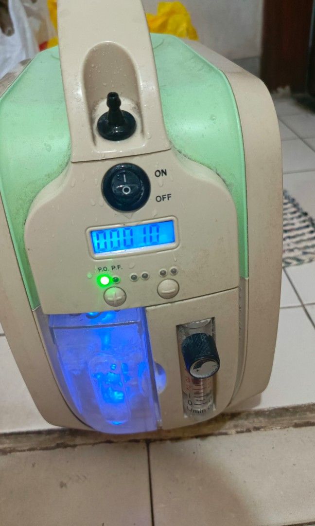 Oxygen Concentrator (Category: Medical Supplies & Tools) located in Manila. Submitted by ronzky19 (Listing ID 1441963831, Image 3). Description: working see photo, location Paco manila St.Pius X School.