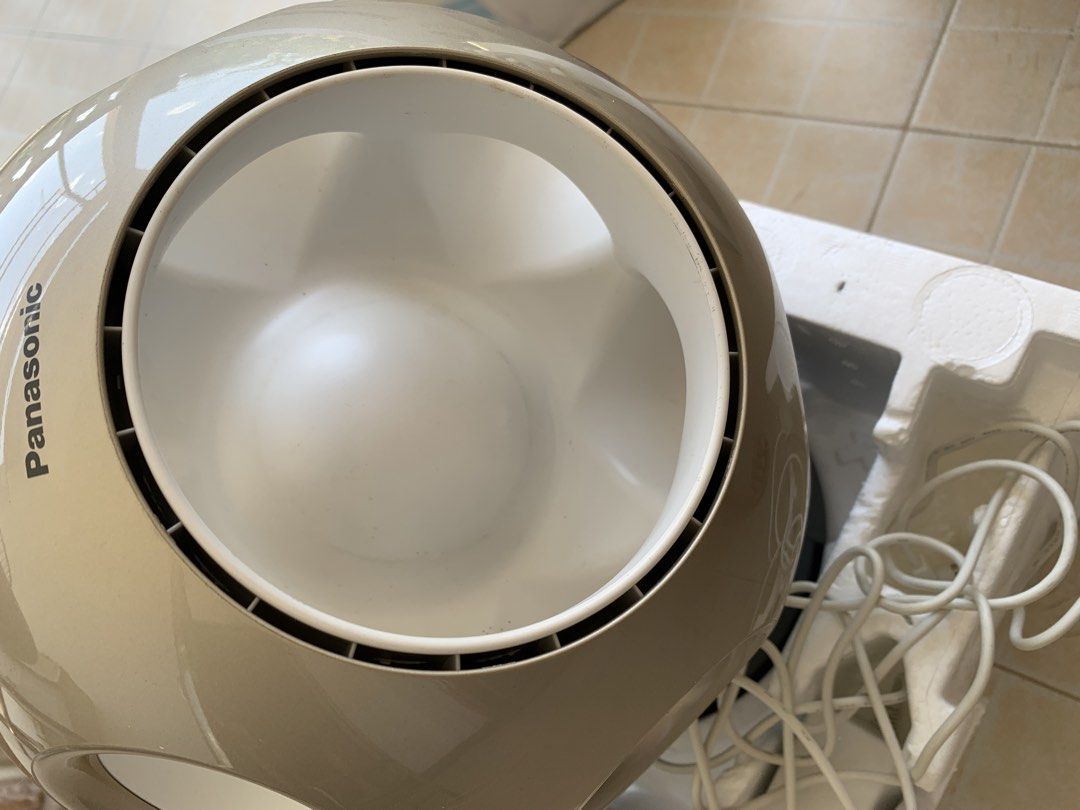 Panasonic 松下球形創風機 無葉循環扇 （分類：風扇）位於 Hong Kong。 由 starry6848 提交（商品編號 1457573530，圖片 3）。簡介： 親戚送嘅，本人從未使用過，亦都唔識操作。 Panasonic球形創風循環扇，獨特球形無扇葉外觀，220V直接插電使用，唔需要變壓器。 實物如圖，備註：按鍵同旋鈕曾經更換過有需要嘅朋友請自行了解清楚先好購買，可約面交，不設退換。 。