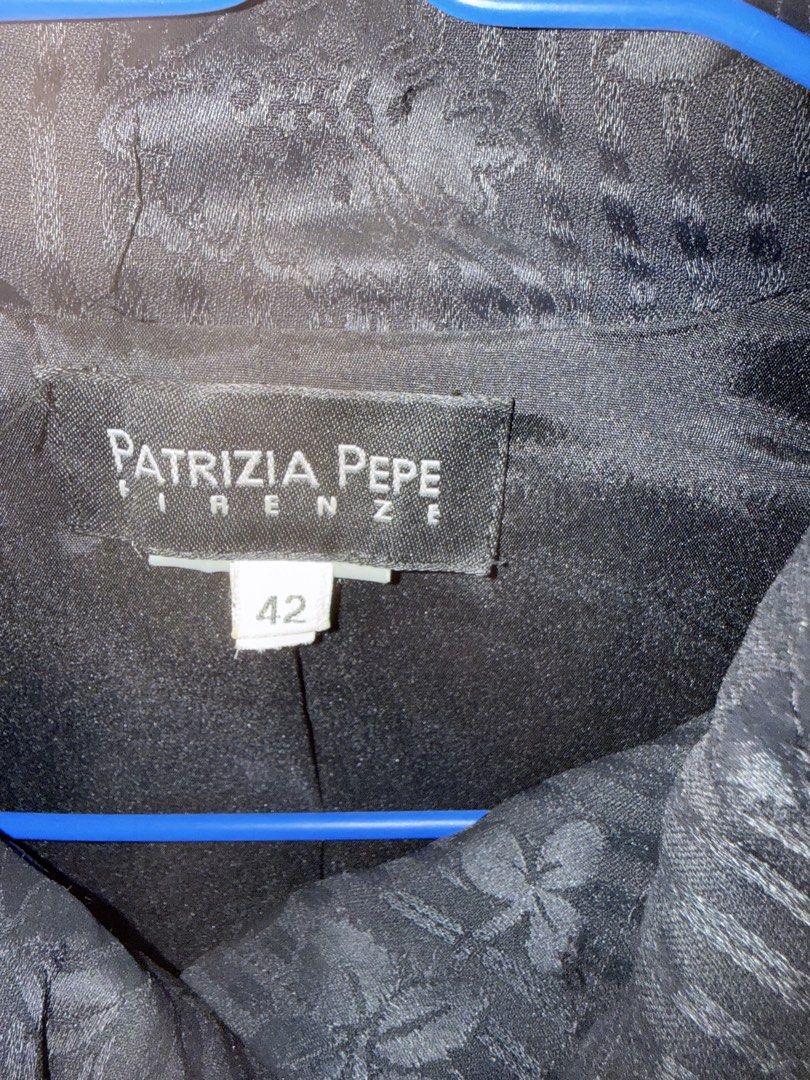 Patrizia Pepe belted coat （分類：外套及戶外衣服）位於 Hong Kong。 由 cool_kit 提交（商品編號 1457632329，圖片 2）。簡介： Patrizia Pepe black tonal floral jacquard belted coat featuring a structured collar and front button closure. Size: Italian 42。