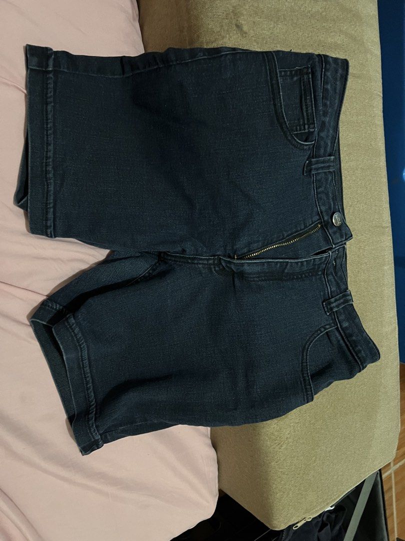 Pazzo Jeans Shorts Size 31 (Category: Jeans) located in Manila. Submitted by jovalbarez (Listing ID 1457675372, Image 1). Description: RFS: Di na kasya Brand: Pazzo Waist: 31 inch Length: 15 inch.