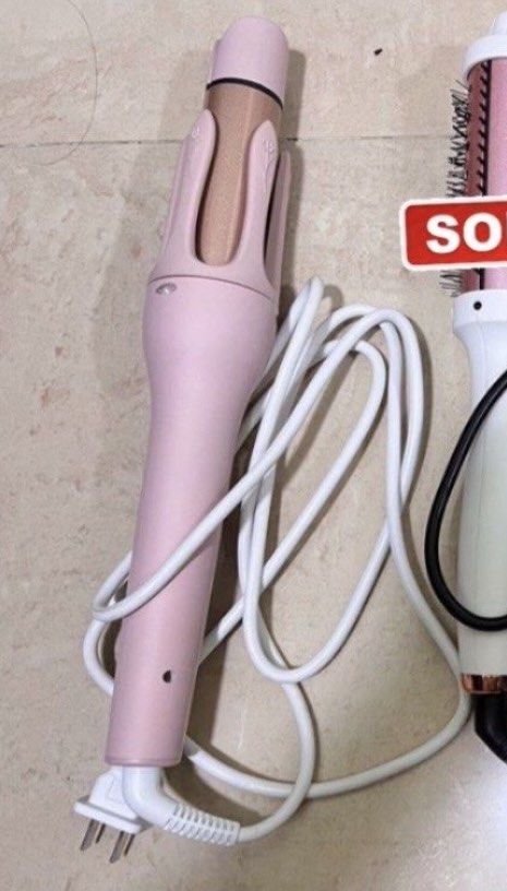 Pink Automatic Rotating Hair Curler with Cord (Category: Hair) located in San Pablo. Submitted by el.aryll (Listing ID 1457546314, Image 1). Description: .