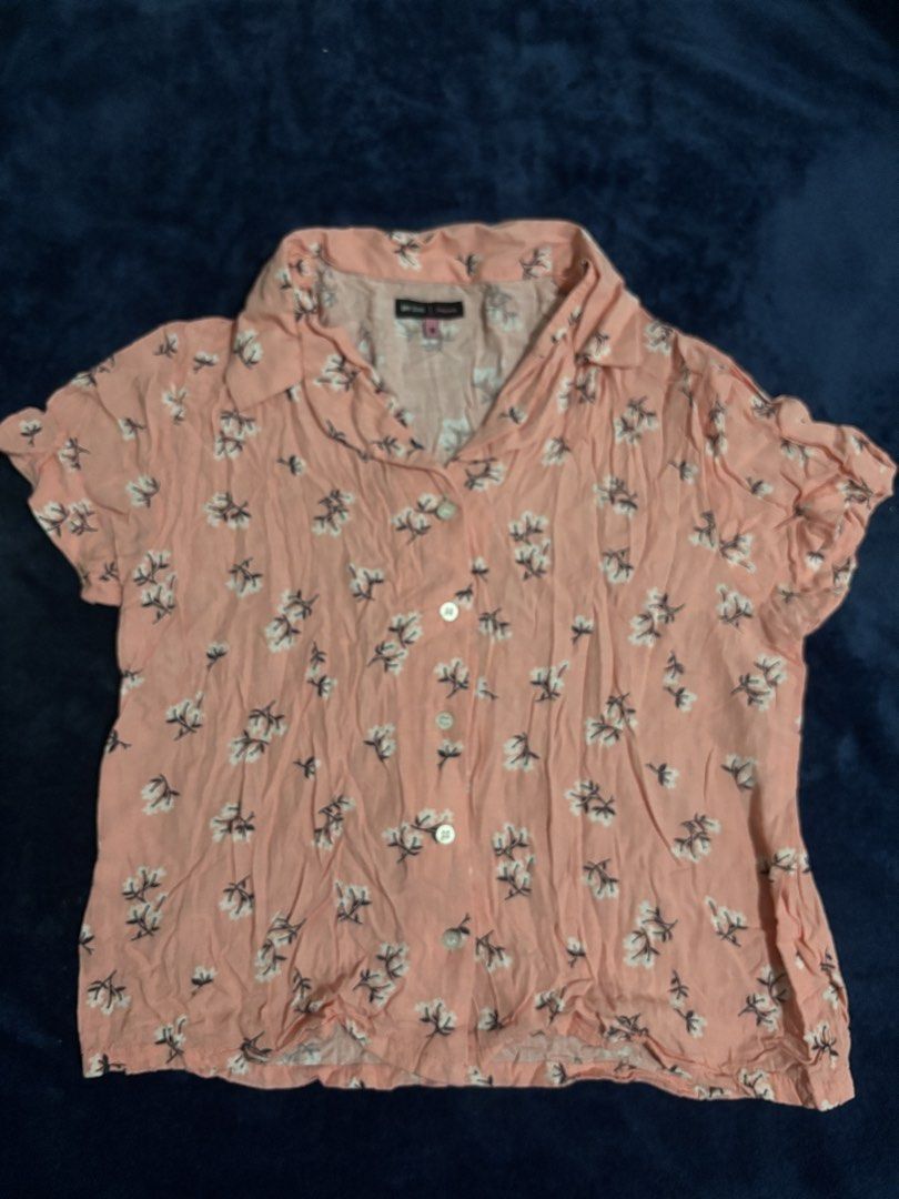 Pink Floral Button Up Blouse (Category: Shirts) located in Marikina City. Submitted by wander.lars (Listing ID 1457637559, Image 1). Description: Size: M Actual color: Peach Meetup: Riverbanks Mall, Marikina City Delivery: Grab, Lalamove, and Joyride (Self-booking and shipping fee will be shouldered by the buyer.) Colors may vary due to lighting and photography. Thank you!!! .