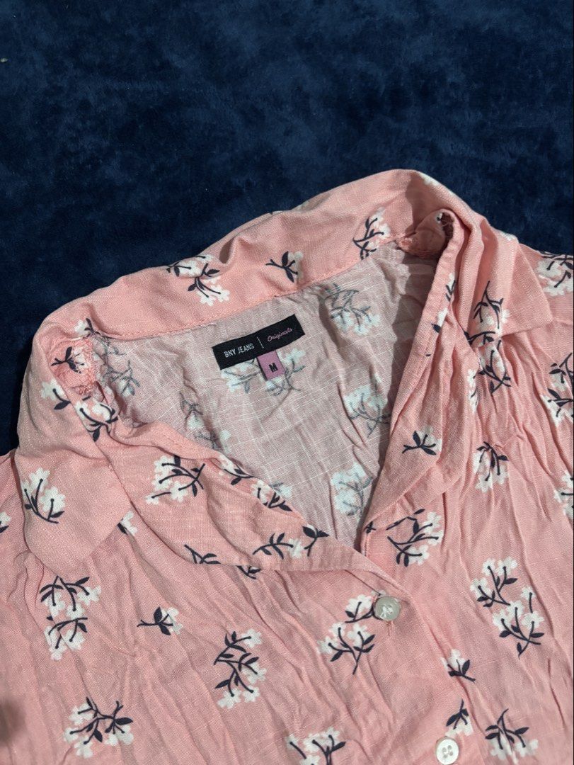 Pink Floral Button Up Blouse (Category: Shirts) located in Marikina City. Submitted by wander.lars (Listing ID 1457637559, Image 2). Description: Size: M Actual color: Peach Meetup: Riverbanks Mall, Marikina City Delivery: Grab, Lalamove, and Joyride (Self-booking and shipping fee will be shouldered by the buyer.) Colors may vary due to lighting and photography. Thank you!!! .