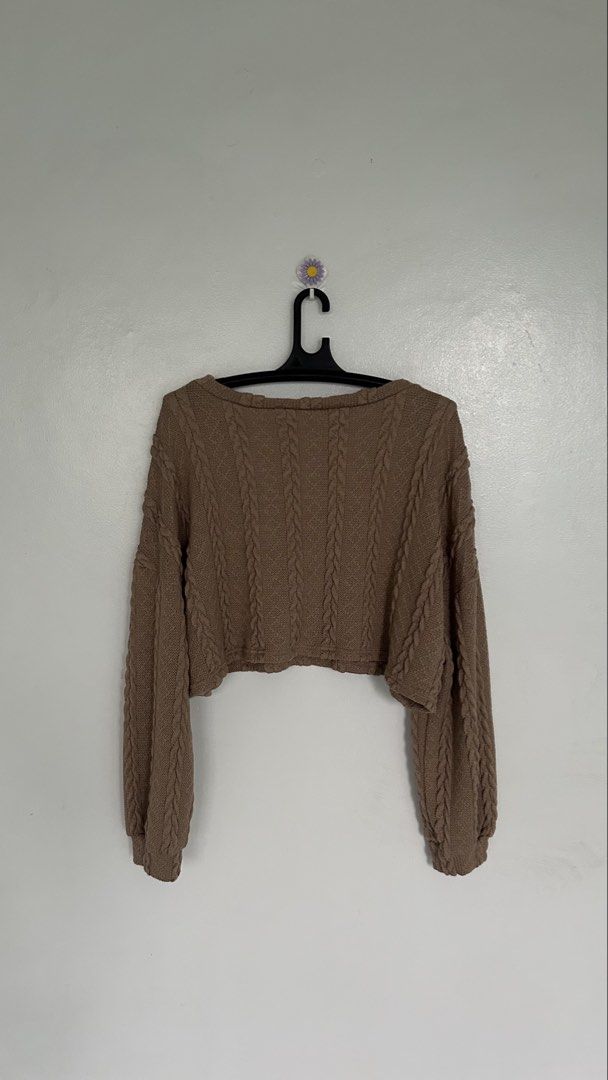 Plus size crop top long sleeves (Category: Others Tops) located in Bacoor. Submitted by ae.scloset (Listing ID 1457608911, Image 2). Description: Sh3in 2XL.