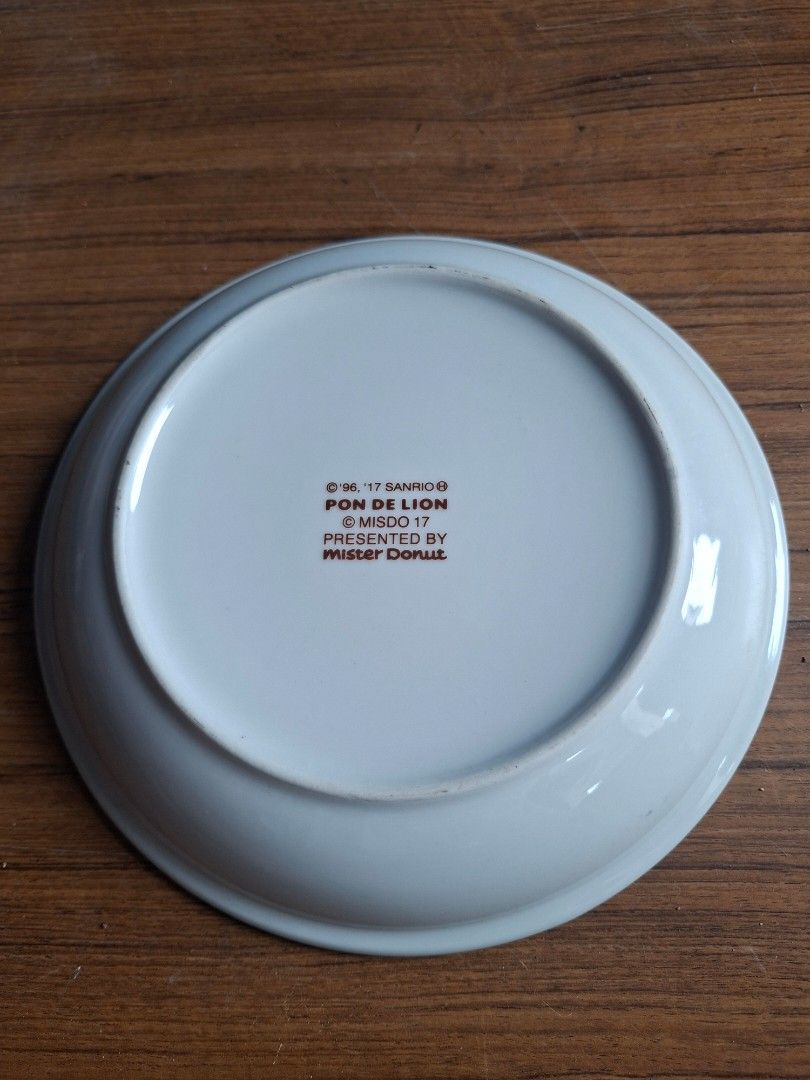 Pompompurin x Pon De Lion Deep Plate (Category: Dinnerware & Cutlery) located in Consolacion. Submitted by luxekerei (Listing ID 1457571642, Image 2). Description: - a Pompompurin x Pon De Lion Deep Plate from a 2017 limited-edition collaboration between Sanrio and Mister Donut (Misdo) - approx 21cm in diameter.