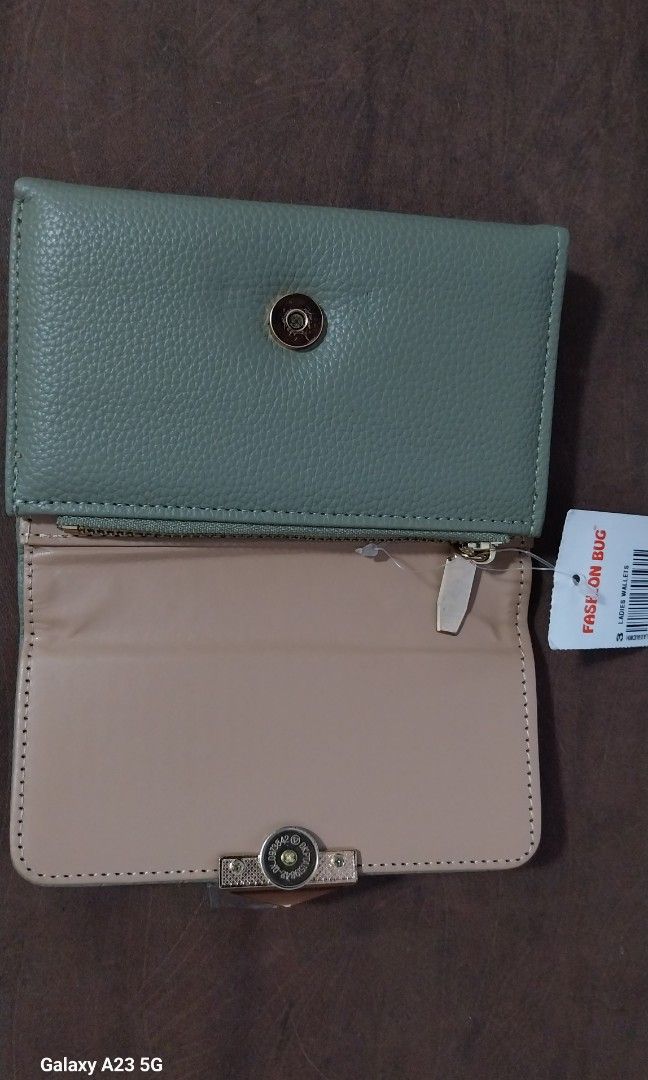 Pouche (Category: Purses & Pouches) located in Singapore. Submitted by manudona (Listing ID 1457521039, Image 4). Description: This is brand new item. can pick from bukit batok mrt or Raffles place mrt or between jurong to Raffles mrt..