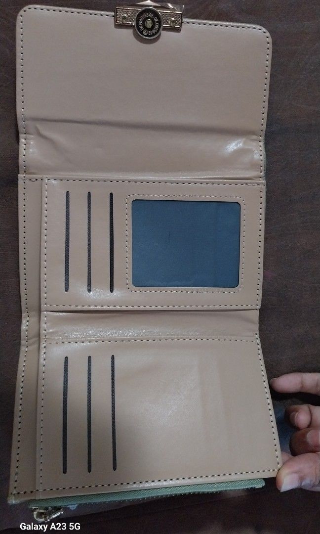 Pouche (Category: Purses & Pouches) located in Singapore. Submitted by manudona (Listing ID 1457521039, Image 7). Description: This is brand new item. can pick from bukit batok mrt or Raffles place mrt or between jurong to Raffles mrt..