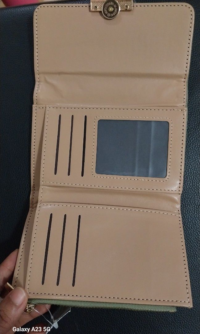 Pouche (Category: Purses & Pouches) located in Singapore. Submitted by manudona (Listing ID 1457521039, Image 6). Description: This is brand new item. can pick from bukit batok mrt or Raffles place mrt or between jurong to Raffles mrt..
