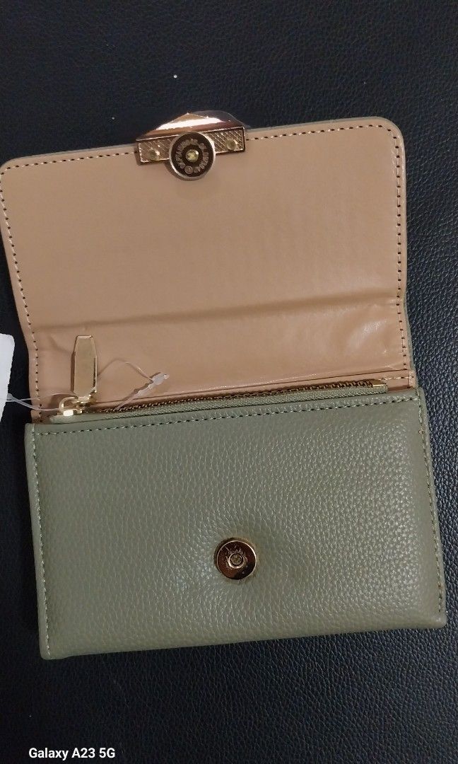 Pouche (Category: Purses & Pouches) located in Singapore. Submitted by manudona (Listing ID 1457521039, Image 5). Description: This is brand new item. can pick from bukit batok mrt or Raffles place mrt or between jurong to Raffles mrt..