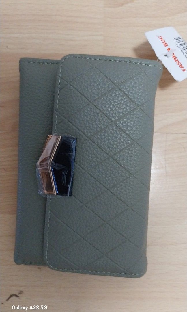 Pouche (Category: Purses & Pouches) located in Singapore. Submitted by manudona (Listing ID 1457521039, Image 3). Description: This is brand new item. can pick from bukit batok mrt or Raffles place mrt or between jurong to Raffles mrt..