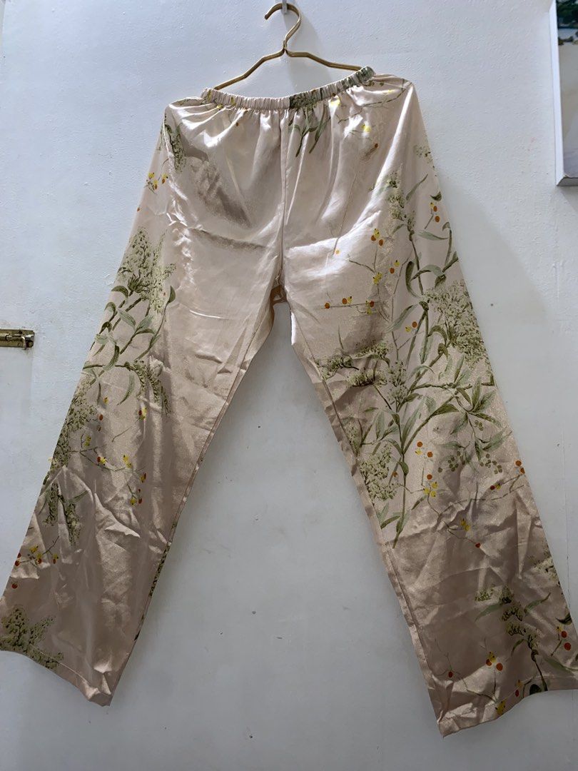 Preloved & Bnew Clothes (Category: Activewear) located in Manila. Submitted by urbanstyle11 (Listing ID 1457556880, Image 2). Description: Preloved items Pants Skirts Shirts Ribbon Used and brandnew Size m- xl Just message me.