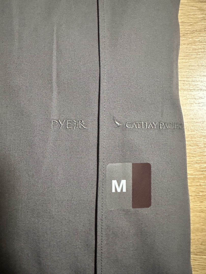 Pye × Cathay Pacific First class Pyjamas • 派×國泰頭等睡衣 •中山裝 （分類：旅遊 - 旅行必需品及用品）位於 Hong Kong。 由 whatdoyouwantar 提交（商品編號 1457538768，圖片 2）。簡介： Brand new M size 套裝連一套睡衣及一對拖鞋 。