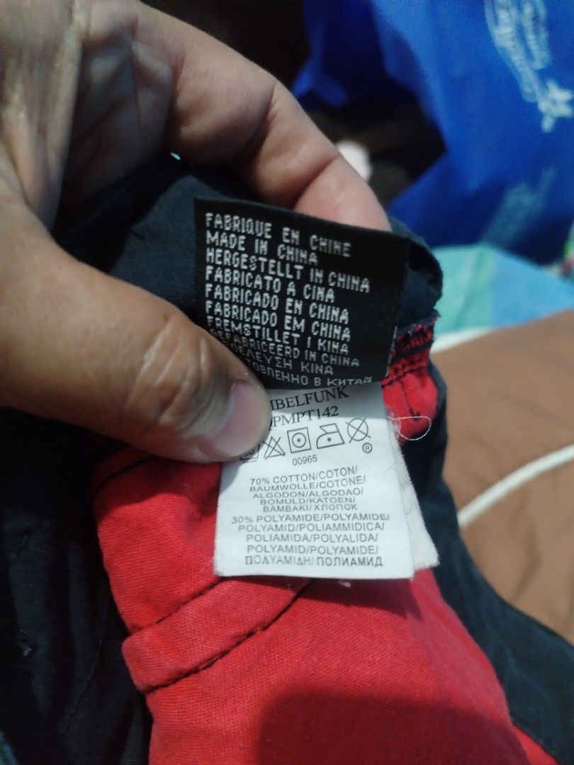 Quiksilver Cargo Pants Black (Category: Jeans) located in Manila. Submitted by solebrothers2826 (Listing ID 1457683785, Image 3). Description: - Navy blue Quiksilver cargo pants - Material: 70% Cotton, 30% Polyamide - Features multiple functional pockets - Ideal for everyday casual wear - Measurements: Waist 34, Length 38 inches Bought in HongKong Price slightly negotiable.