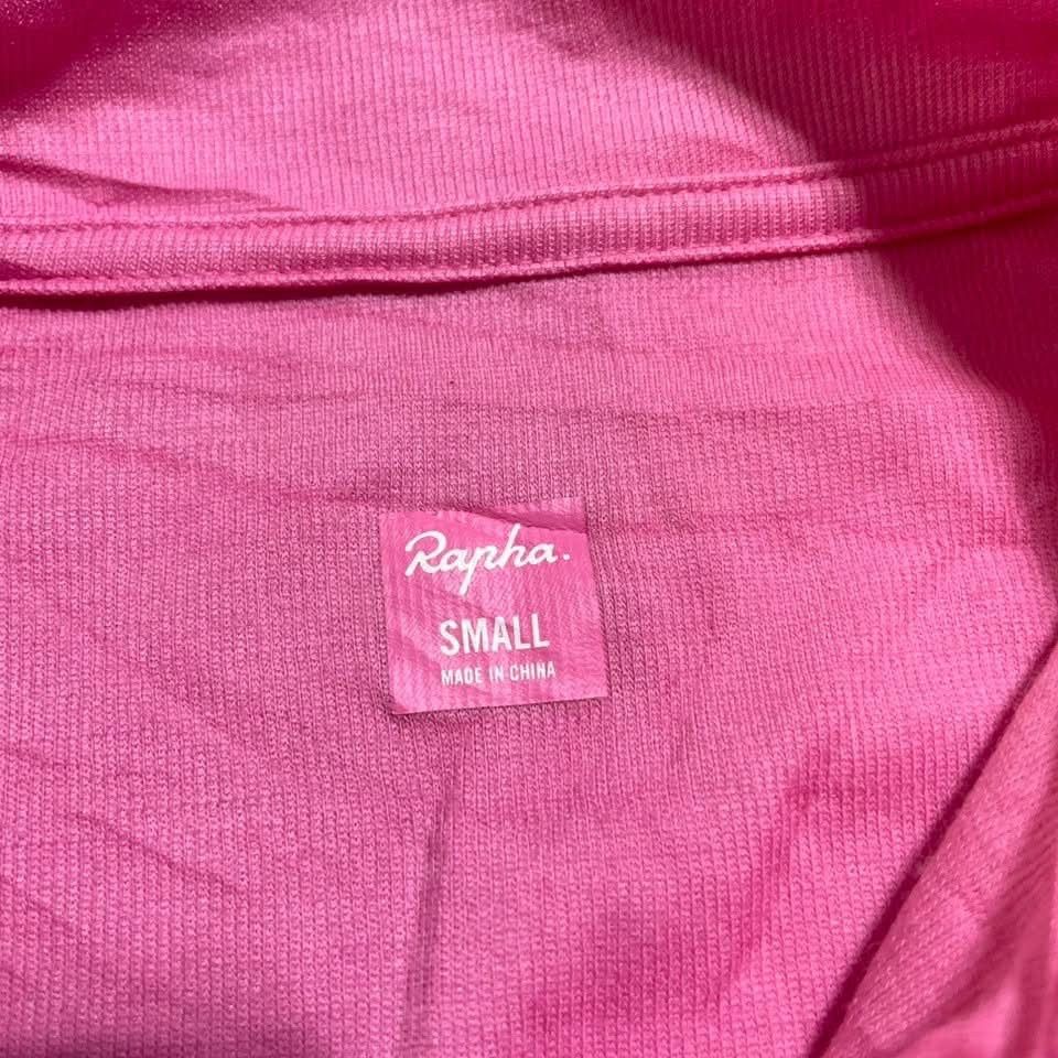 Rapha cycling jersey (Category: Activewear) located in Pavia. Submitted by timeless.rags.5001 (Listing ID 1457639080, Image 2). Description: Rapha pink classic cycling jersey -Rapha red cycling jersey Both authentic Excellent condition Dimensions: width 18 length 27 3k pack.