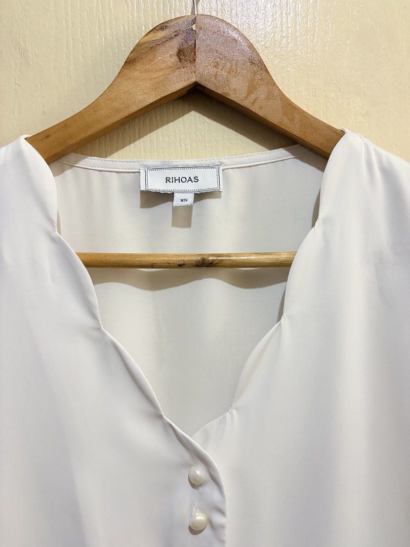 Rihoas White Scallop Top (Category: Blouses) located in Pasig City. Submitted by shopsmart.mnl (Listing ID 1457699041, Image 3). Description: Excellent condition and no issue XS in tag but can fit up to M and it’s still a hit oversized.