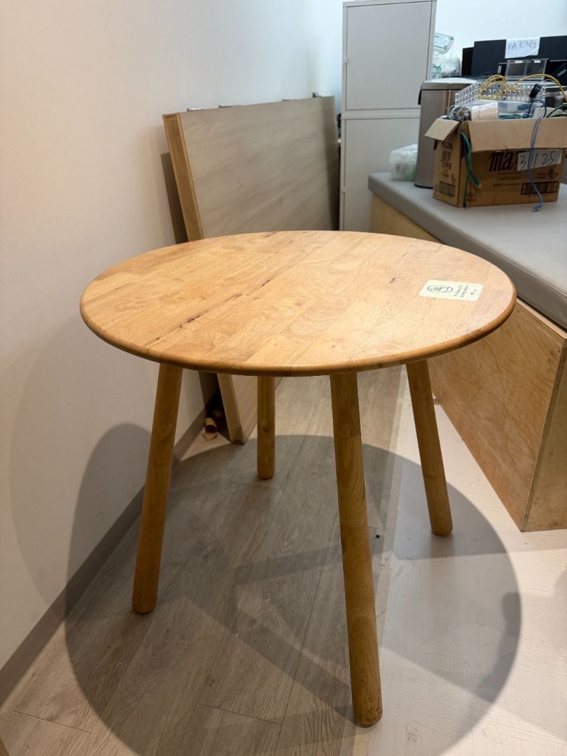 Round Table (Category: Tables & Sets) located in Singapore. Submitted by cc_wellness (Listing ID 1457561875, Image 2). Description: .