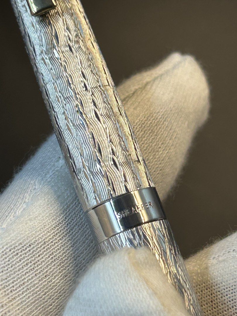 Sheaffer （分類：文具及工藝 - 畫作及印刷品）位於 Hong Kong。 由 watches_addict 提交（商品編號 1457535183，圖片 3）。簡介： Sheaffer Seaspray鋼筆，1970-80年代產品。美國制造 銀色seaspray銀色花。鍍金筆夾配14 k筆咀。原裝泵墨器。 原裝筆盒 二手港幣$650有意PM。