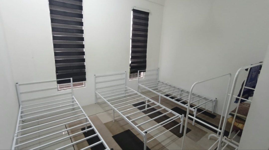 Single bed (Category: Bed Frames & Mattresses) located in Petaling Jaya. Submitted by siti_1993 (Listing ID 1457582244, Image 1). Description: Hi single bed to sell. 4 bed available. Use only once/twice for house rental previously. Can delivery area puncak alam with free of charge. Can also text me for further details.