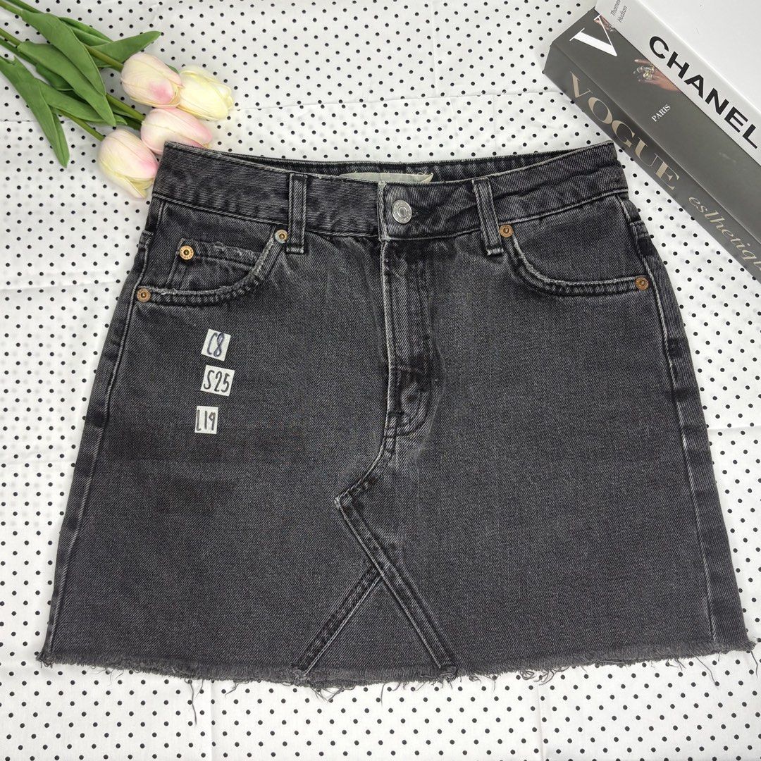 SKIRT C8 (Category: Skirts) located in Manila. Submitted by amoracloset_0 (Listing ID 1457581686, Image 1). Description: 📏 Size & length:See photo for measurements 💰 ₱199 — nego 📍 Bagumbayan, Taguig City 💵 Payment:Cash / GCash 🛒 Checkout:Orange App only 🧡 PM for inquiries or to reserve! First to .