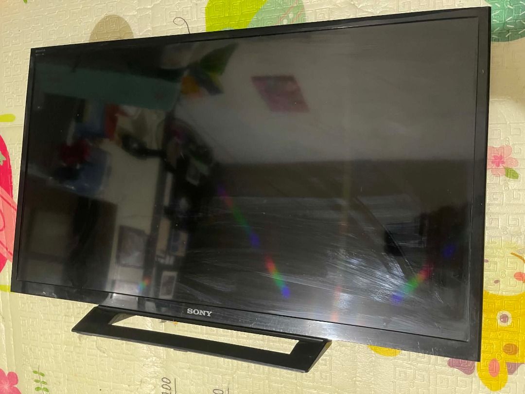 Sony 43" TV (Category: TV) located in Quezon City. Submitted by kvrs_224 (Listing ID 1457517006, Image 1). Description: issues: Dead pixel line and repaired TV cable (can be seen in photo, still works even in current condition).