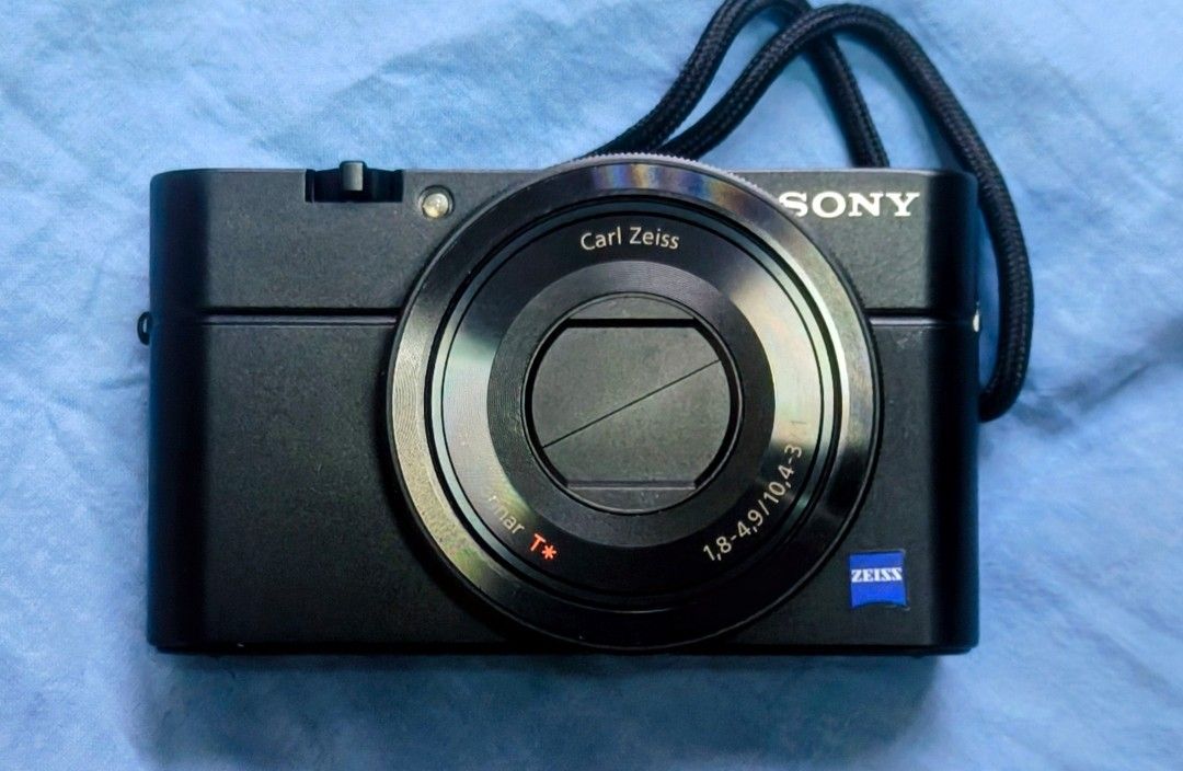Sony RX100 Mark 1 (Category: Cameras) located in Manila. Submitted by atan07311952745 (Listing ID 1457546256, Image 1). Description: No issues as I can see. Got it recently. RFS: too small for my big hands Fixed price.