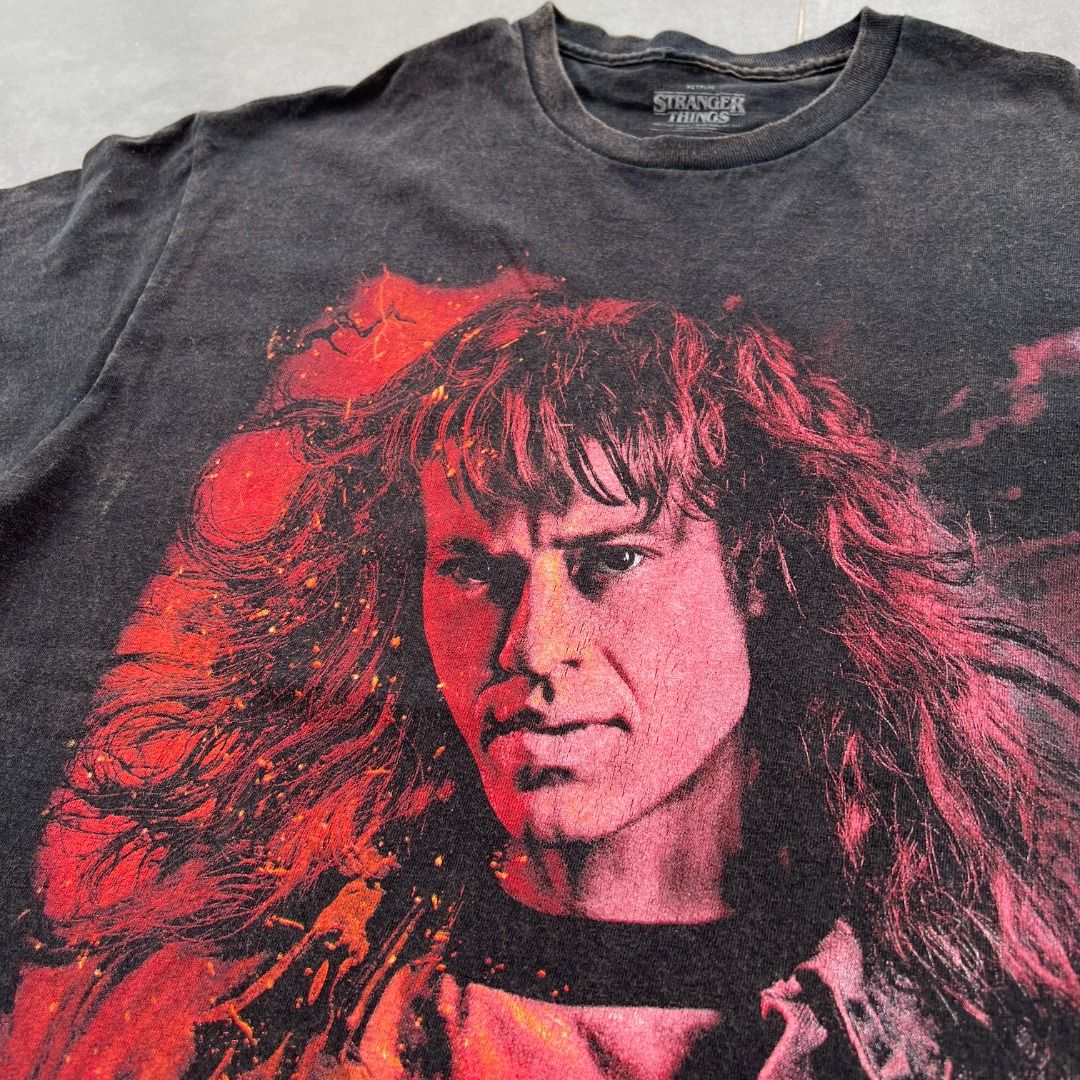 Stranger Things Eddie Munson Graphic Tee Mens Medium (Category: Tshirts & Polo Shirts ) located in Talisay. Submitted by sidequested.archive (Listing ID 1457649856, Image 3). Description: 🏷️ Item Code: SQ098ae 📝Details • Condition: Pre-loved; good overall condition with a naturally faded, worn-in black finish. • Color rating: 8/10 • Size: M (on tag; see measurements for accuracy) • Measurements (in inches): 21’ W × 28’ L Overall rating: 8.5/10 