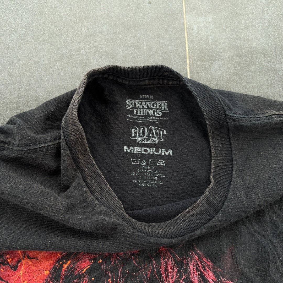 Stranger Things Eddie Munson Graphic Tee Mens Medium (Category: Tshirts & Polo Shirts ) located in Talisay. Submitted by sidequested.archive (Listing ID 1457649856, Image 2). Description: 🏷️ Item Code: SQ098ae 📝Details • Condition: Pre-loved; good overall condition with a naturally faded, worn-in black finish. • Color rating: 8/10 • Size: M (on tag; see measurements for accuracy) • Measurements (in inches): 21’ W × 28’ L Overall rating: 8.5/10 