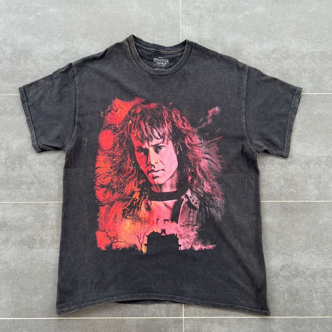 Stranger Things Eddie Munson Graphic Tee Mens Medium (Category: Tshirts & Polo Shirts ) located in Talisay. Submitted by sidequested.archive (Listing ID 1457649856, Image 1). Description: 🏷️ Item Code: SQ098ae 📝Details • Condition: Pre-loved; good overall condition with a naturally faded, worn-in black finish. • Color rating: 8/10 • Size: M (on tag; see measurements for accuracy) • Measurements (in inches): 21’ W × 28’ L Overall rating: 8.5/10 