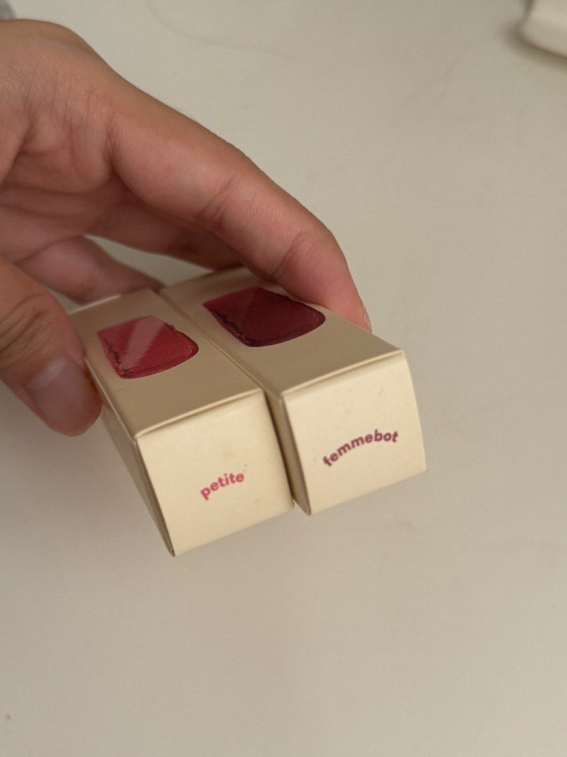 Sunnies Face Lip Dip (Category: Makeup) located in Bacoor. Submitted by c8declutters (Listing ID 1457680234, Image 2). Description: Sunnies Face Lip Dip Bnew & Sealed Shades: Petite & Femmebot ₱220 each .