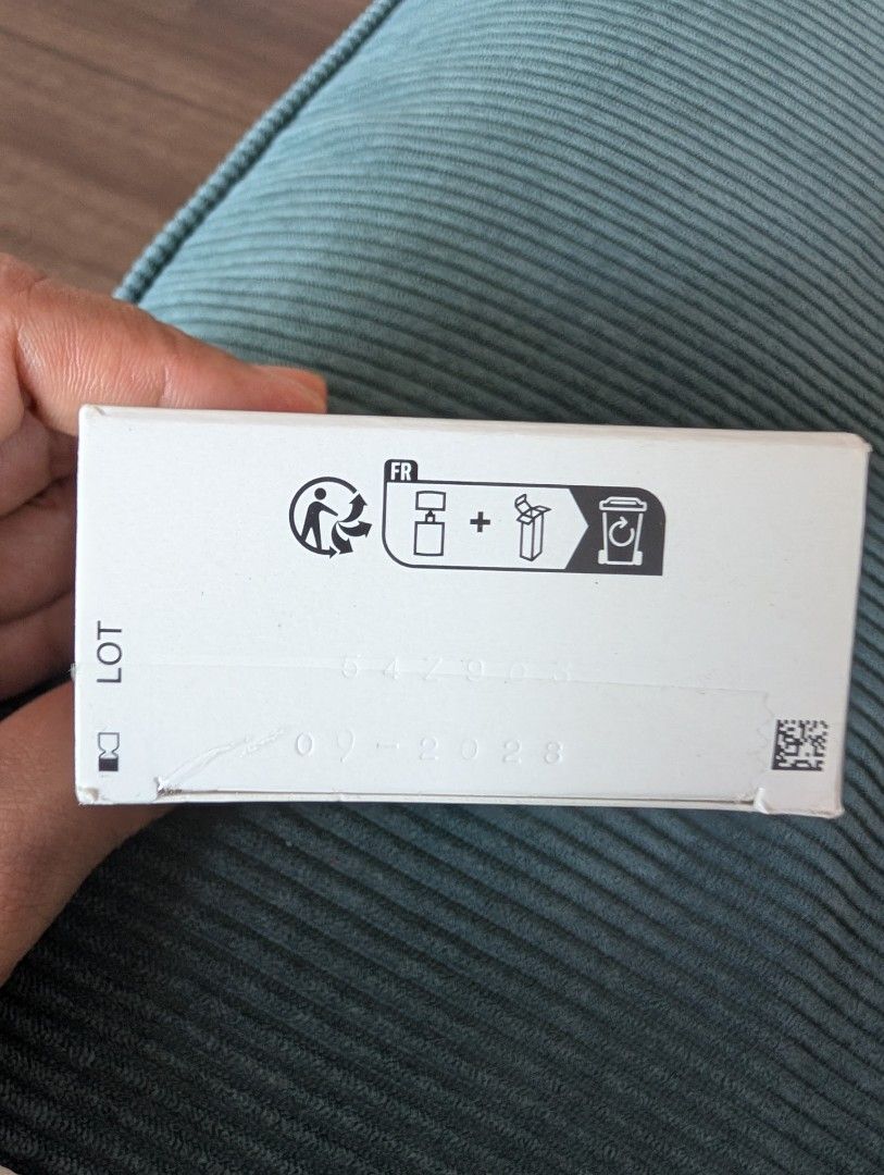 Sunscreen (Category: Face Care) located in Singapore. Submitted by gude9 (Listing ID 1457560462, Image 3). Description: brand new La Rocheposay sunscreen.