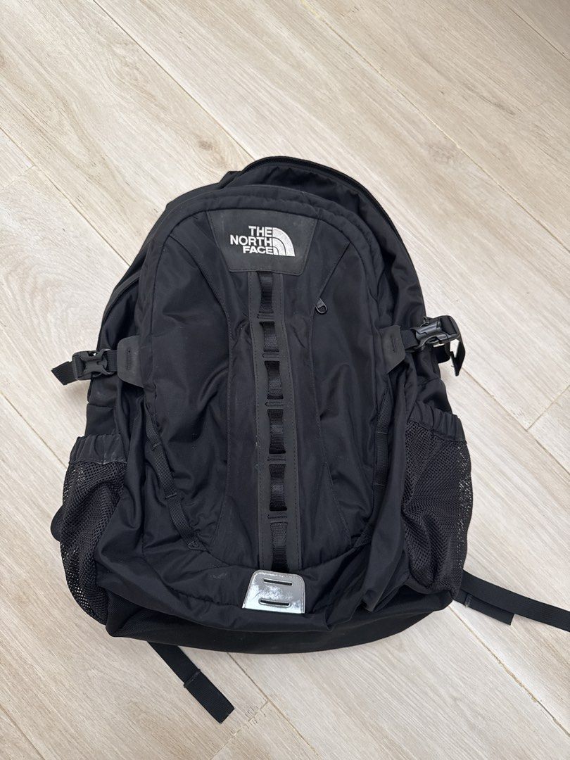 The North Face 黑色背囊 （分類：背包）位於 Hong Kong。 由 satx027 提交（商品編號 1457552280，圖片 1）。簡介： The North Face 黑色背囊，前面有好多扣帶位，兩邊有網袋位。容量唔錯，日常返工返學都啱用。。
