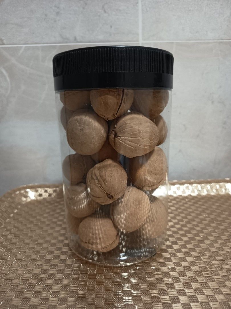 walnuts (Category: Packaged & Instant Food) located in Singapore. Submitted by aafiabakery (Listing ID 1457529302, Image 3). Description: 300g thin skinned walnuts.