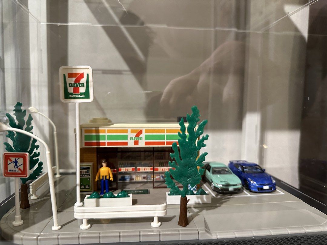 Tomy Tomica Town 7-11 (Category: Vehicle & Diecast Models) located in Las Pinas. Submitted by retrosanity (Listing ID 1457674693, Image 2). Description: Complete with free acrylic case Cars not included.