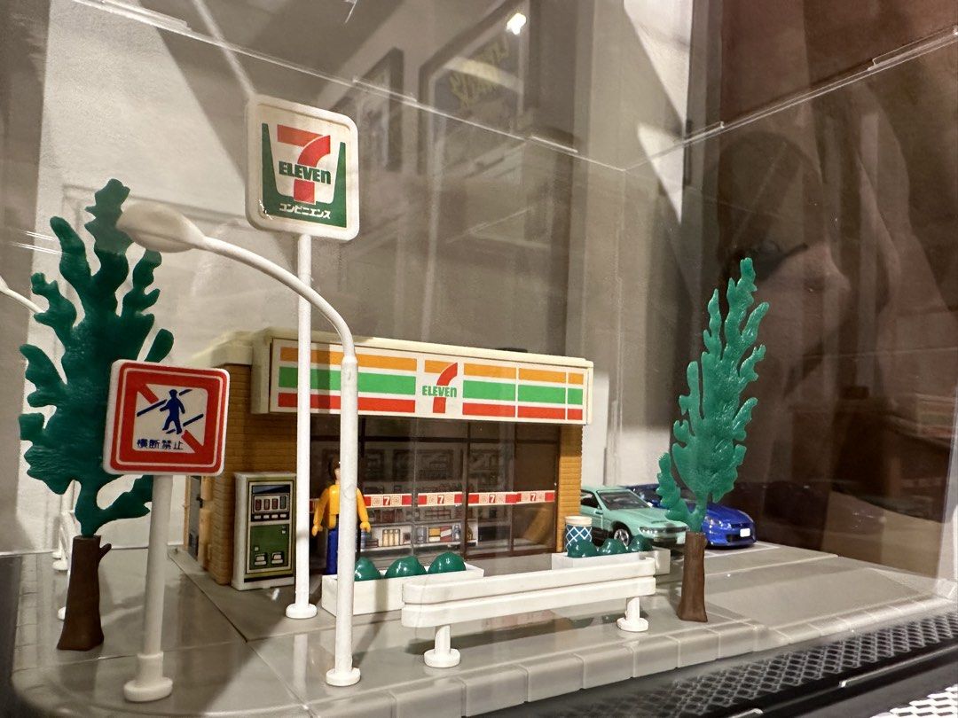 Tomy Tomica Town 7-11 (Category: Vehicle & Diecast Models) located in Las Pinas. Submitted by retrosanity (Listing ID 1457674693, Image 3). Description: Complete with free acrylic case Cars not included.