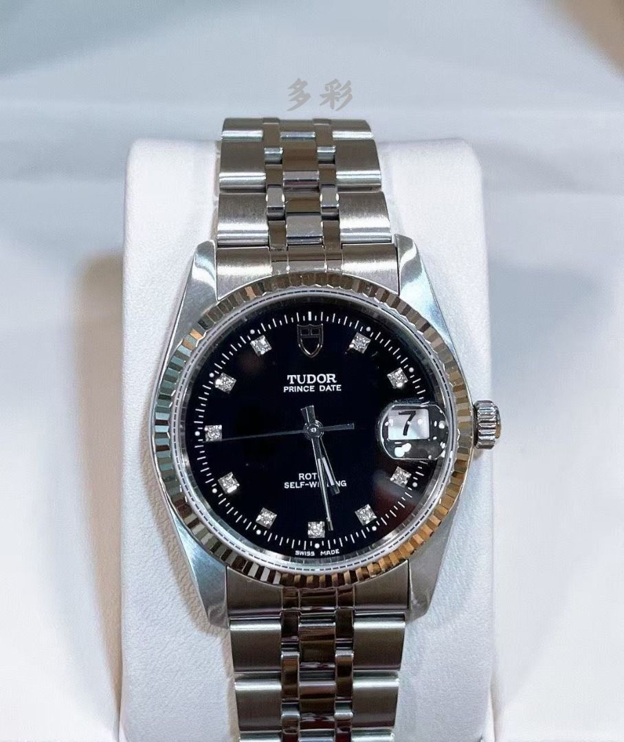 🔥🔥[現貨]TUDOR Prince Date 帝舵王子 74034 黑面鑽刻 34mm 自動機械 全套 tudor/tudor prince/tudor blackbay/tudor pelagos/tudor watch/帝舵手錶/帝舵男錶/二手手錶/二手帝舵男錶/二手帝舵手錶 （分類：手錶）位於 Hong Kong。 由 vientiane_watch 提交（商品編號 1457570057，圖片 1）。簡介： 品牌：帝舵TUDOR 系列：王子系列Prince Date 机芯：自動機械 型號：74034 售價：HK$14000 表徑：34mm 配件：有保卡✅有盒子✅ 新舊等級：二手95%新 ✅ 高價回收世界各大品牌手錶 ✅ 支持Trade-in ✅ 線上免費估價（PS:私信發手錶實圖、附件即可報價！） ✅ 付款方式:現金cash/WECHAT/ALIPAY ！！保證原裝！！支持上行！！ 🌟 🌟 歡迎PM咨詢，可享優惠價🌟 🌟 Wtsapp:+852 7010 5644 *