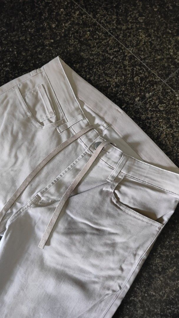 Uniqlo Cotton Blend Pants Size M (Category: Other Bottoms) located in Trece Martires City. Submitted by vjcarungcong (Listing ID 1457540358, Image 2). Description: - Lightweight Uniqlo pants - Comfortable cotton blend material - Elastic waistband with adjustable drawstring - Classic straight leg fit - Ideal for everyday casual wear - Versatile and easy to style.