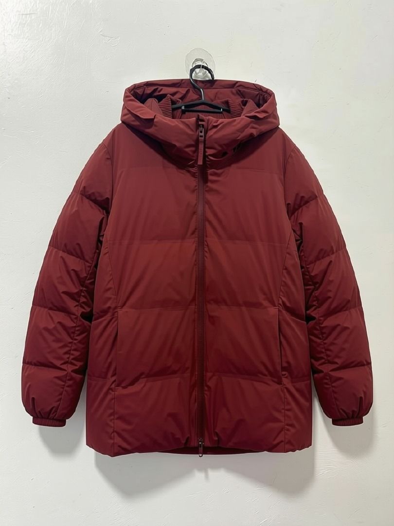 Uniqlo Maroon Seamless Down Puffer Jacket Women Medium (Category: Coats, Jackets and Outerwear) located in Balanga. Submitted by winterlab_ph (Listing ID 1456724199, Image 1). Description: Code: A714 Width: 18.5 Length: 25.5 Shoulders: 15.5 Sleeves: 23 : needs deep cleaning .