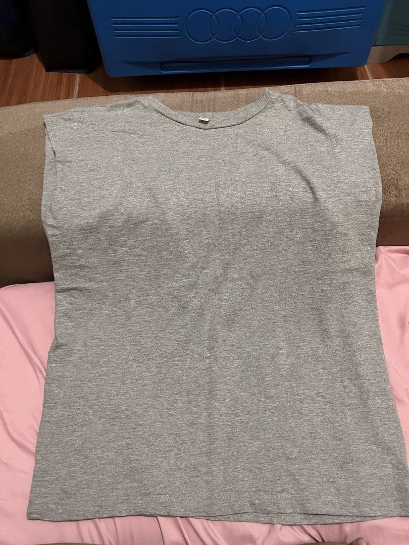 Uniqlo Slub Short Sleeve (Category: Others Tops) located in Manila. Submitted by jovalbarez (Listing ID 1457668518, Image 1). Description: RFS: Didn’t like color gray very much. Worn only 3 or 4 times then nakatago na lang. Size: M Color: Gray Shoulder: 22 inch Width: 20 inch Length: 25 inch.