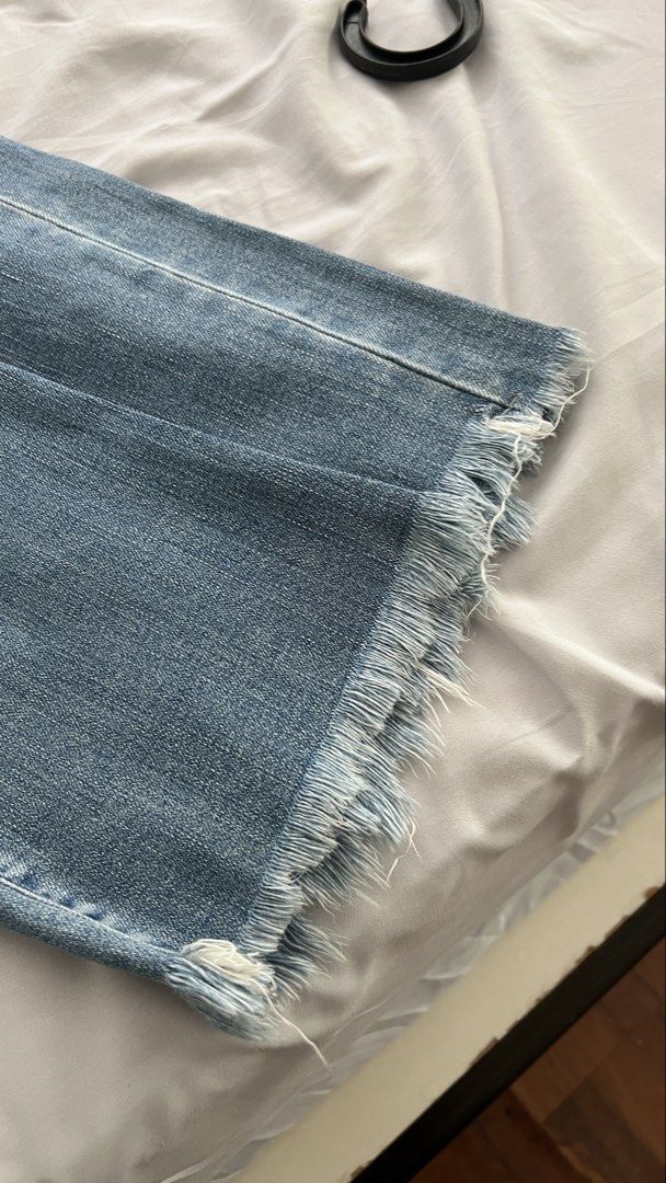 UNIQLO Wide Leg Jeans (Category: Jeans) located in Quezon City. Submitted by sr_1521 (Listing ID 1457534888, Image 3). Description: - Size 25, can fit up to semi medium but best fits small .
